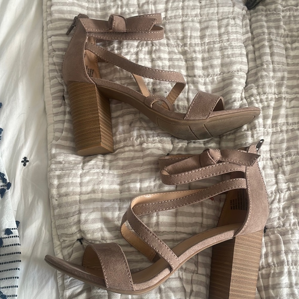 Women’s 7.5 wide heeled sandals